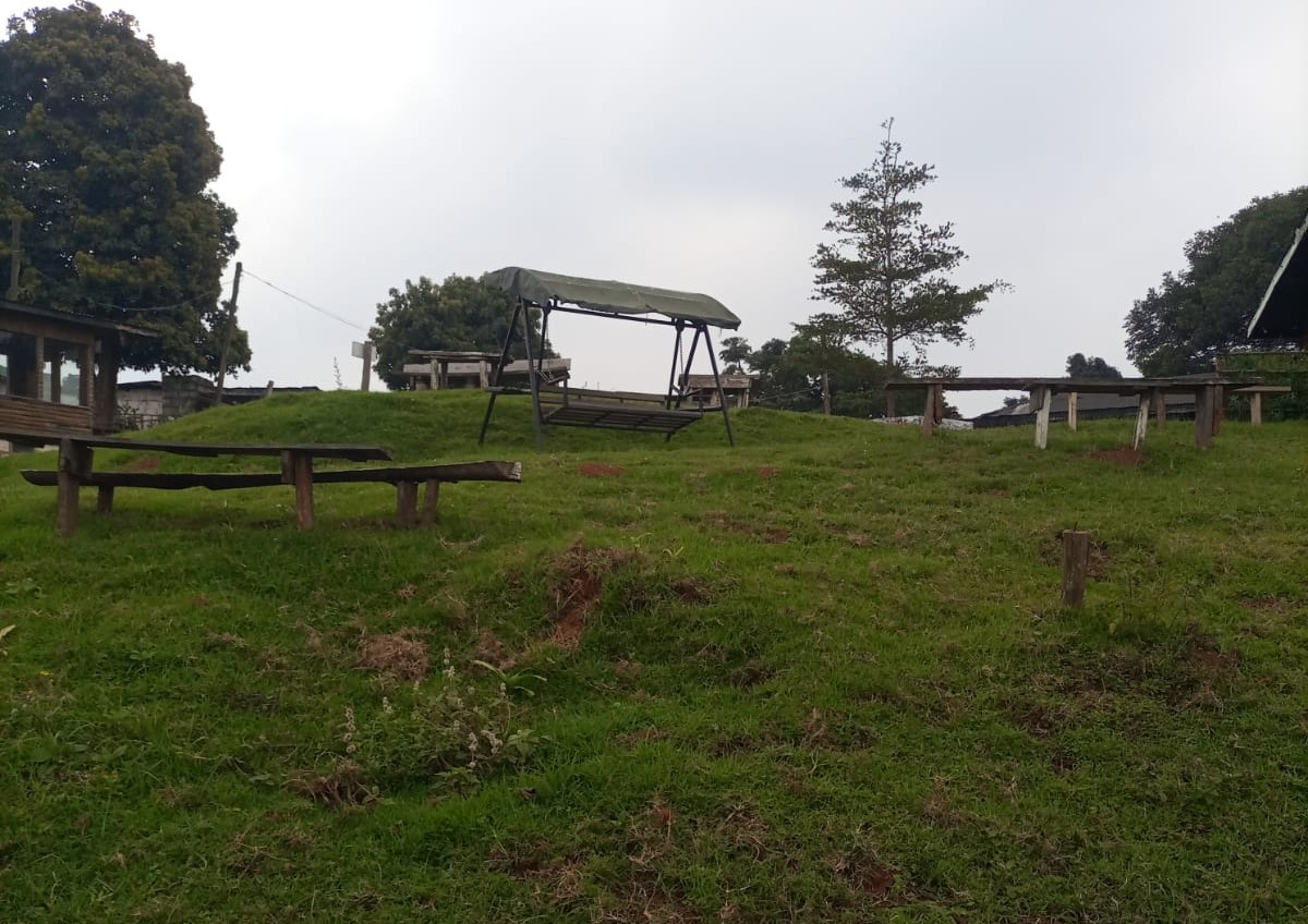 picnic benches at watefalls inn tigoni