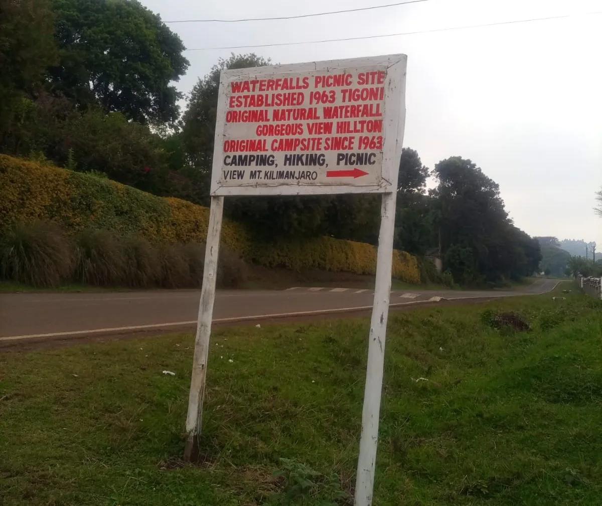 signage mainroad going to waterfalls inn tigoni